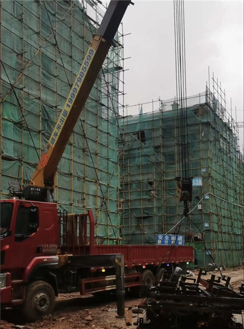 红原县“慢工细活”—— 吊车的 “微动控制” 技术