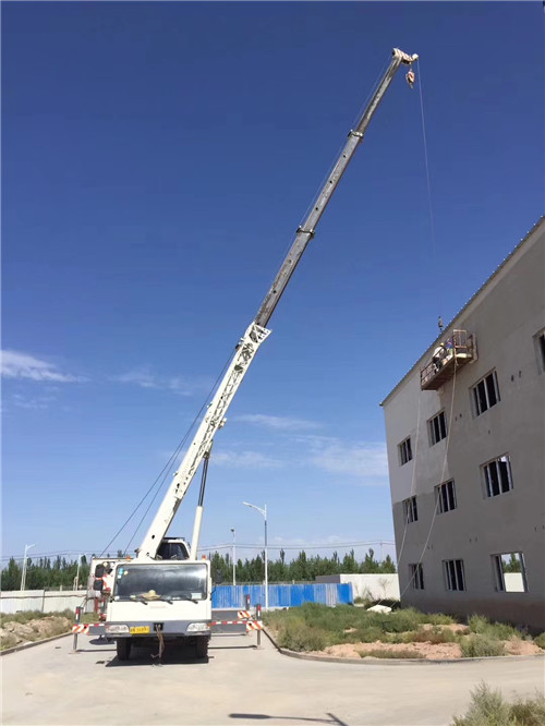 红原县“轻装强干”—— 吊车的 “轻量化臂架” 技术